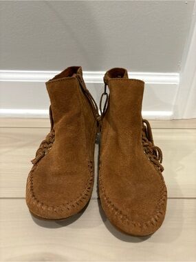 Minnetonka Women's Chestnut Suede Moc Toe Ankle Booties